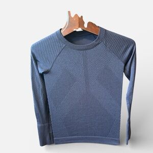 Lululemon thick winter pullover size 6 in like new condition